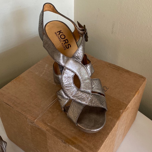 Michael Kors Metallic silver platform pumps open toe Womens straps - Picture 2 of 10